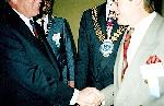 Au Cap, avec Frederik De Klerk, président de la République d'Afrique du Sud (1992), par un mauvais photographe